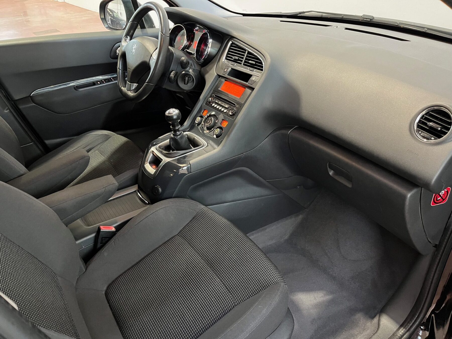 PEUGEOT 5008 1.6 HDI STYLE